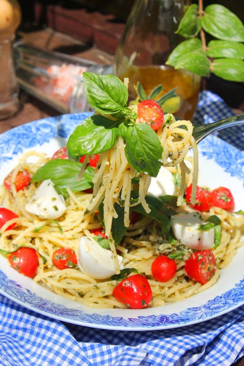 caprese pasta salad