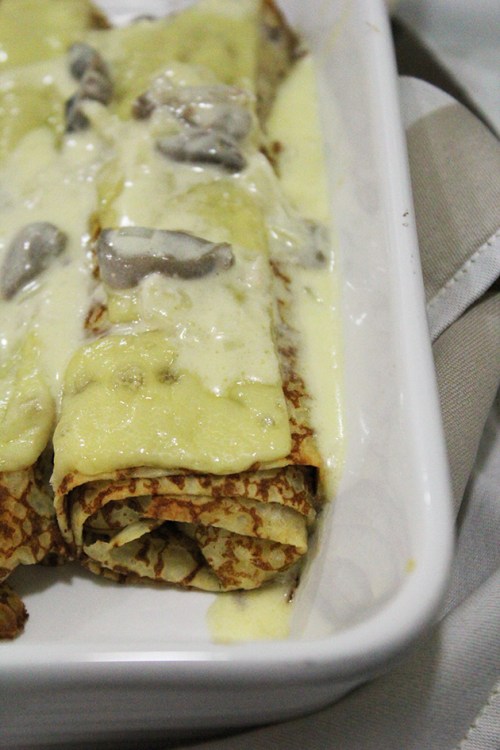 Savoury chicken crêpes with creamy mushroom sauce