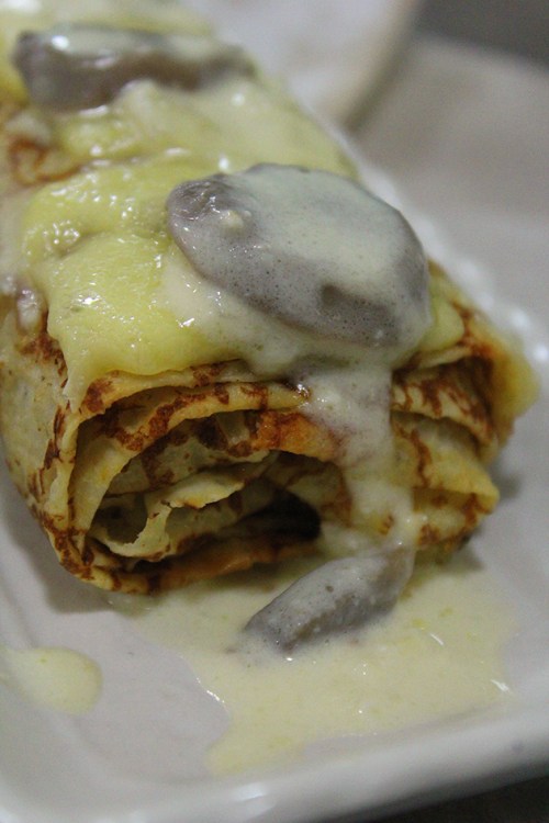 Savoury chicken crêpes with creamy mushroom sauce