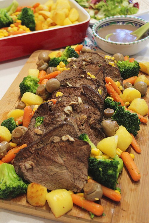 rôti de boeuf (roast beef) with vegetables and gravy