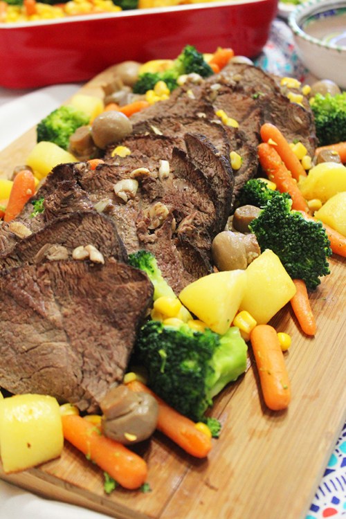 rôti de boeuf (roast beef) with vegetables and gravy