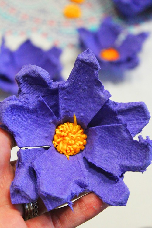 egg carton flowers - recycling crafts |marmite et ponpon